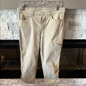 Eddie Bauer Women’s  Beige cropped outdoor Cargo Pants size 10